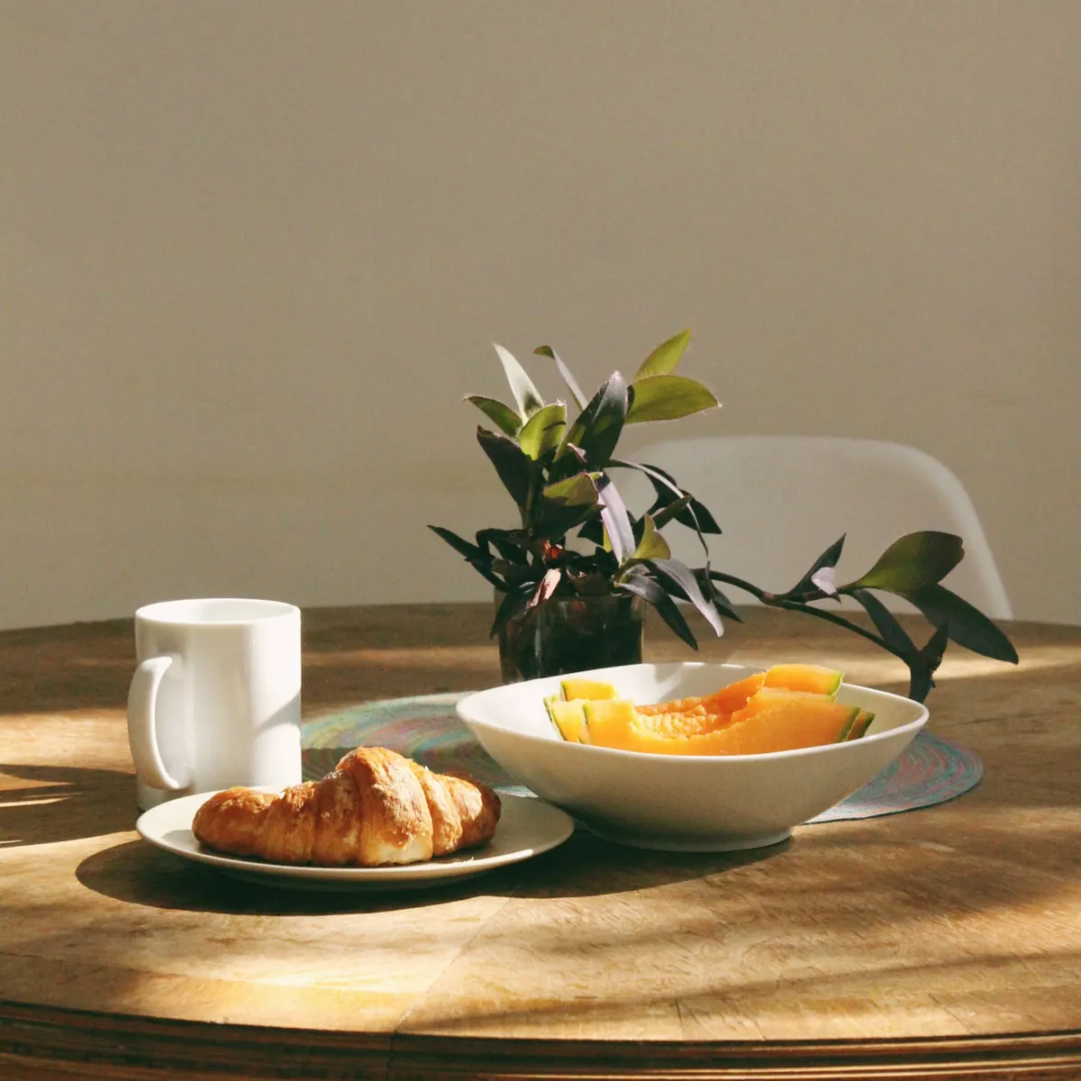 Sarapan sederhana dengan roti, buah, dan kopi di meja kayu